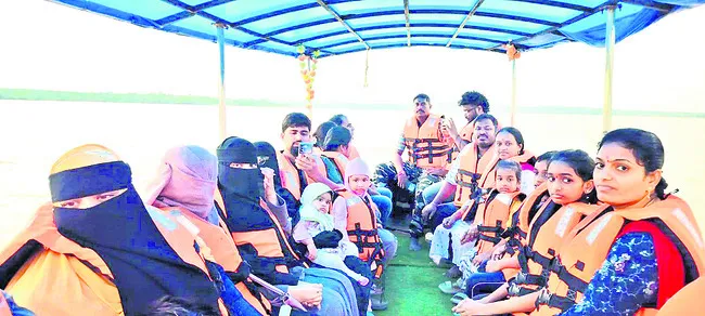 పర్యాటకుల సందడి