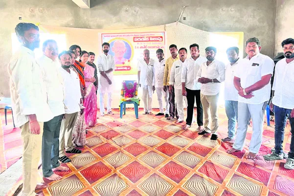 వనితను పరామర్శించిన మాజీ ఎంపీ భరత్