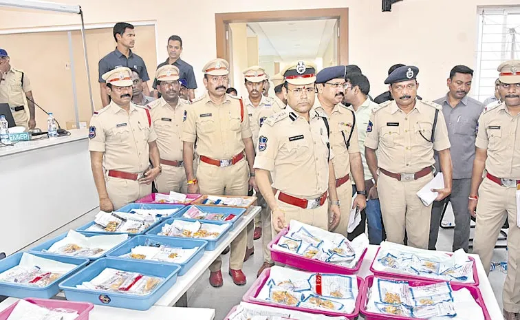 Telangana SBI Branch hit by Massive fraud: Cashier steals 25. 17 kg gold and Rs 1. 10 crore cash