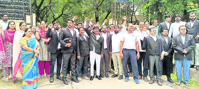 న్యాయవాదుల   విధుల బహిష్కరణ