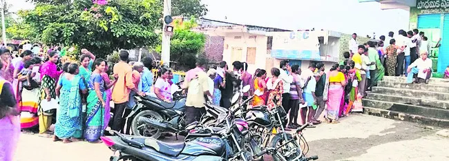 తిండీ తిప్పలు మాని పడిగాపులు