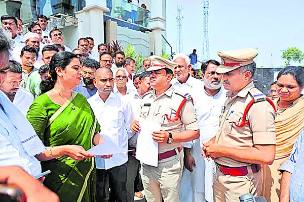 రైతుల సమస్యలపై ప్రశ్నించే అధికారం లేదా ?