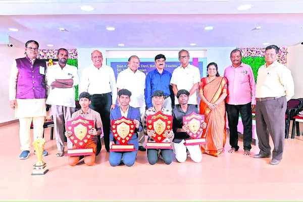 ఇష్టంతో చదివితే.. విజయం తథ్యం 
