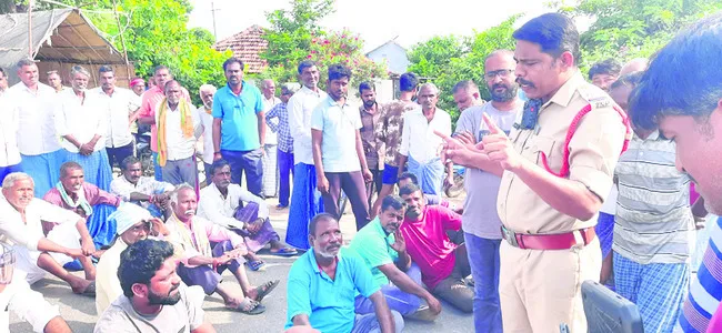 రోడ్డెక్కి ఆందోళన