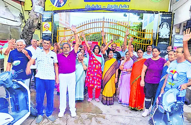 ఎన్టీఆర్ స్టేడియంలో వాకర్స్ నిరసన