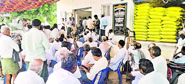 తీరని యూరియా కష్టాలు 