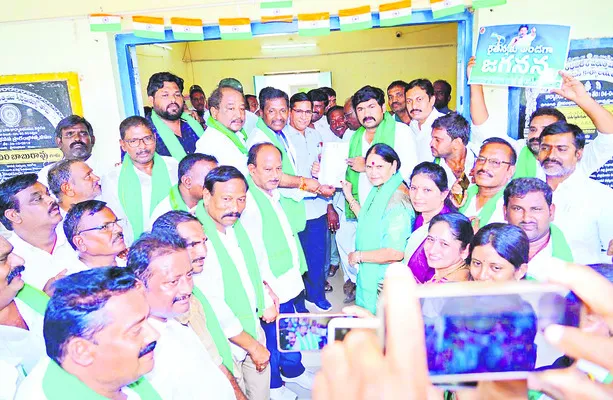 బాబు పాలనలో రైతుల అగచాట్లు..