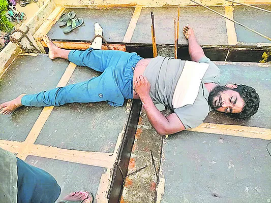 విద్యుత్ షాక్తో సెంట్రింగ్ కూలీ మృతి