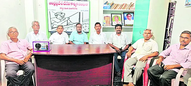 జౌళి శాఖ నుంచి చేనేతను వేరు చేసి రక్షించాలి 
