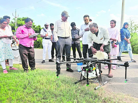 డ్రోన్‌లతో నానో యూరియా పిచికారీ 