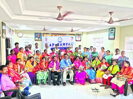 ఉద్యోగుల సమస్యలపై పోరాటం