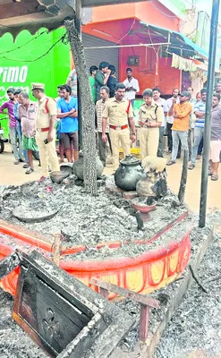 మొగల్తూరు ముత్యాలమ్మ పూరిపాక దగ్ధం