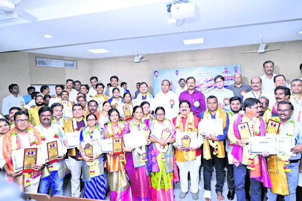 ఉత్తమ గురువులకు సన్మానం