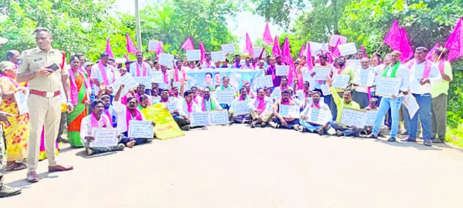 యూరియా కొరతపై బీఆర్‌ఎస్‌ నిరసన