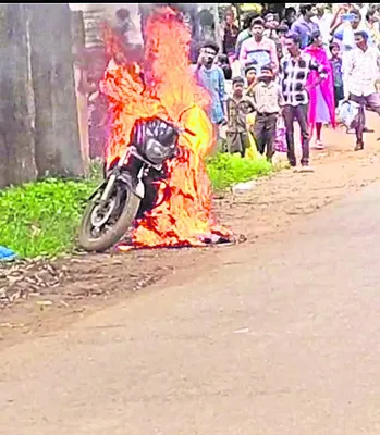 షార్ట్‌ సర్క్యూట్‌తో బైక్‌ దగ్ధం 