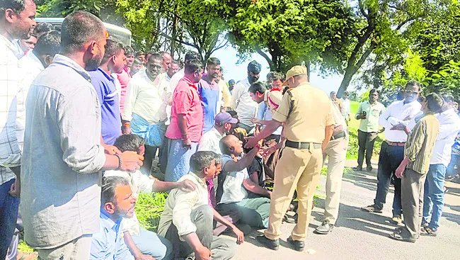 రోడ్డెక్కిన రైతన్న