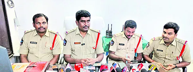 ముగ్గురు దారి దోపిడీ దొంగల అరెస్టు