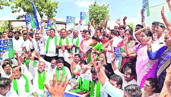 భారీ ర్యాలీ
