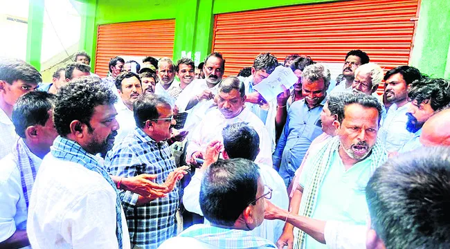 యూరియా కోసం రైతుల ఆందోళన