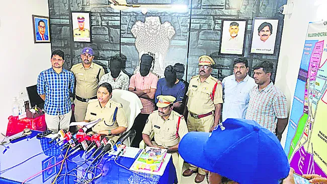 పోలీసులపై దాడి చేసిన యువకులకు జైలు