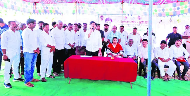 అభివృద్ధి, సంక్షేమానికే ప్రాధాన్యత
