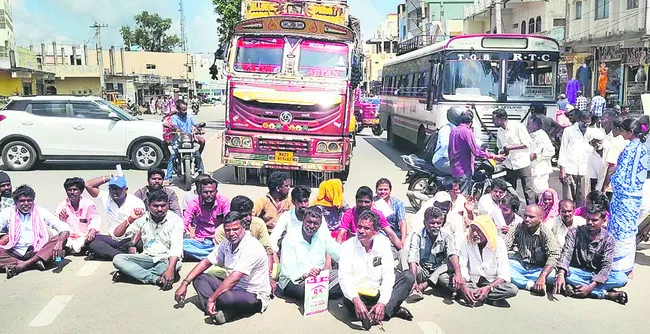 రోడ్డుపై బైఠాయించి నిరసన