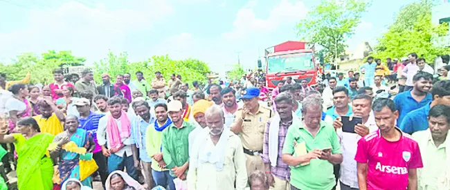 యూరియా కోసం రైతుల రాస్తారోకో
