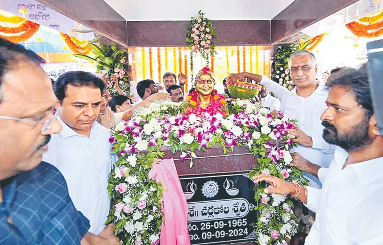 KTR pays tribute by unveiling Shwetha Reddy statue