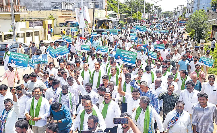 Farmers protest on TDP coalition govt against black marketing of fertilizers