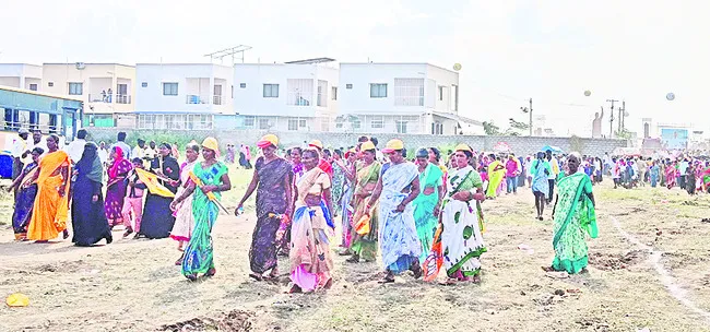  Women leaving while CM Chandrababu Naidu is speaking