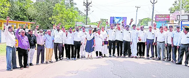 పోలీసులు ప్రతిష్ట దిగజార్చుకుంటున్నారు 