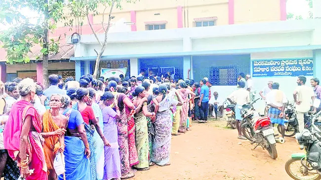 Women farmers queue for urea at Merakamudidam PACS