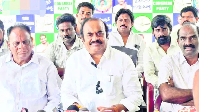 కామినేని రౌడీలను పెంచి పోషిస్తున్నారు 