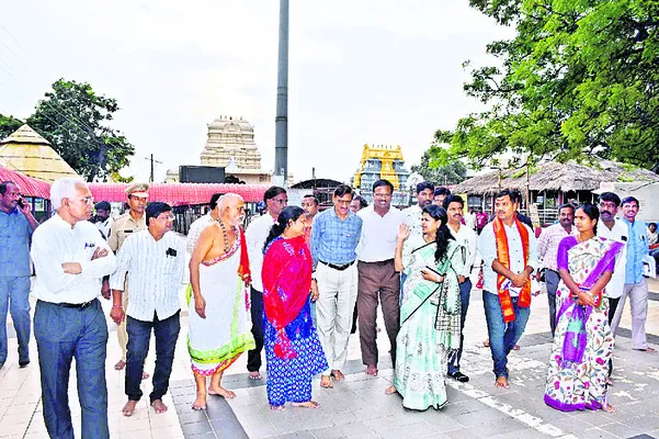మాడవీధుల నిర్మాణ పనుల పరిశీలన