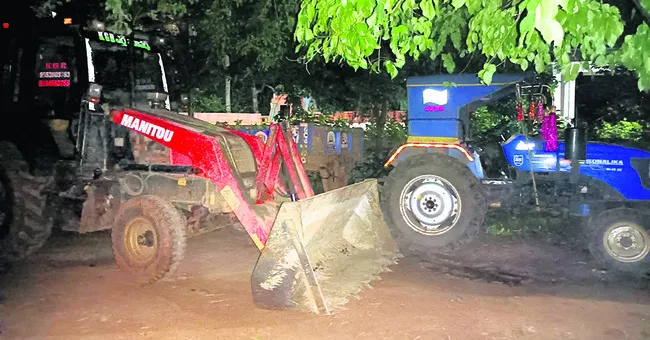 వైఎస్సార్‌సీపీ నాయకులపై కక్ష సాధింపు చర్యలు 