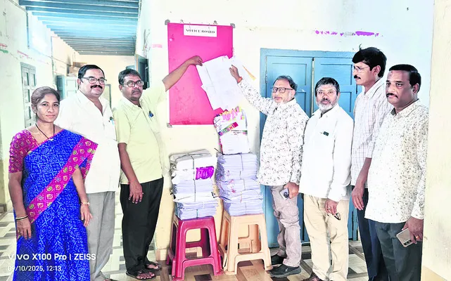 Officials publishing the final voter list in ZP
