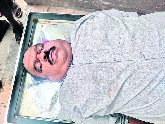 రేషన్‌ కోసం వెళ్తూ... కారు ఢీకొని వ్యక్తి మృతి 