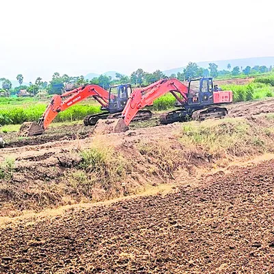 అర్ధరాత్రి యథేచ్ఛగా మట్టి తవ్వకాలు