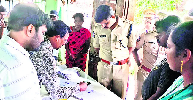 యూరియా సక్రమంగా పంపిణీ చేయాలి