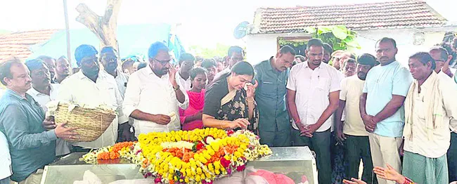 కన్నీళ్లు పెట్టుకున్న హైకోర్టు జడ్జి