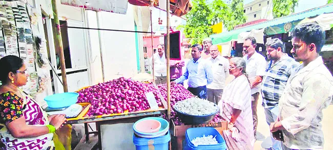 రైతు బజార్లను పరిశీలించిన జేసీ 
