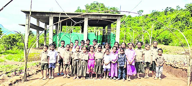 అసంపూర్తి భవనంలోనే పాఠశాల
