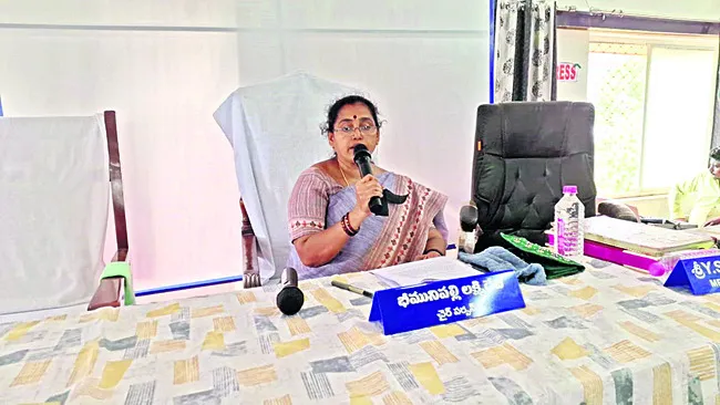 పాలకవర్గం పట్టు.. కమిషనర్ బెట్టు