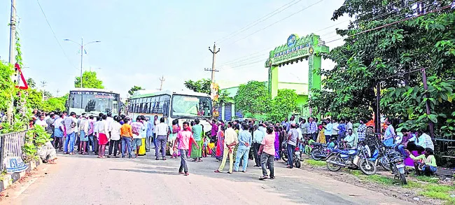 యూరియా కోసం రైతుల ధర్నా