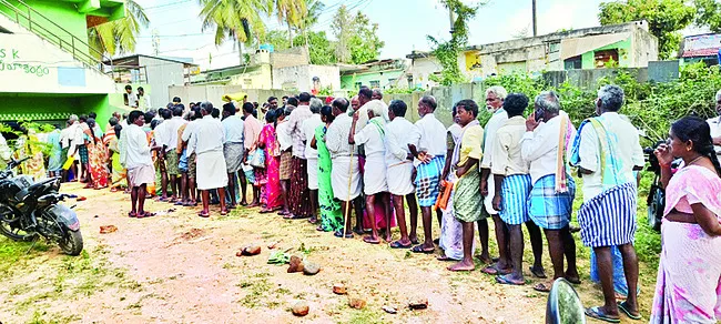 రోజంతా క్యూలో ఉన్నా ఒక్క బస్తానే!