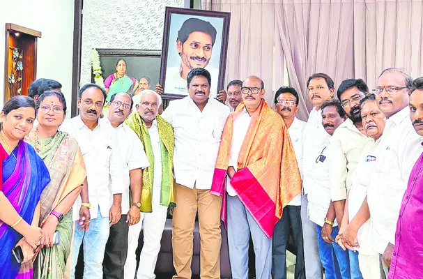 ప్రభుత్వం మెడలు వంచుదాం
