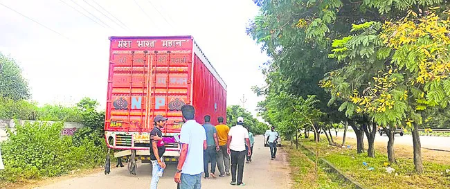 ఆవులను తరలిస్తున్నకంటైనర్ పట్టివేత