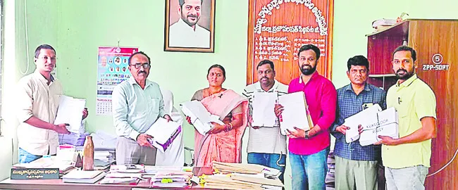 Officials publishing the final voter list