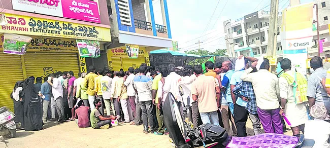 తప్పని యూరియా తిప్పలు