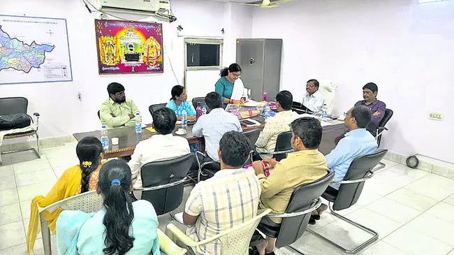 హాస్టళ్లలో సీట్ల భర్తీకి సహకరించాలి
